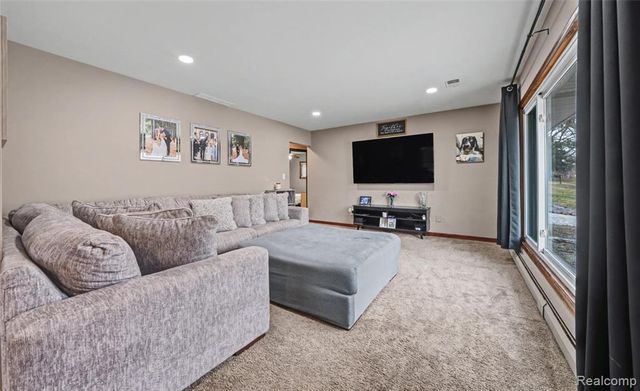 531 Oxbow Lake Road, White Lake, MI 48386