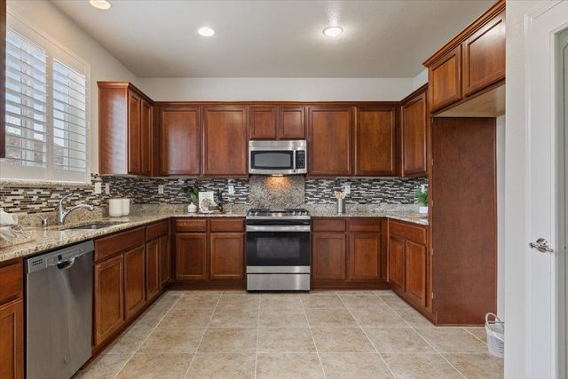 3040 Village Plaza Dr, Roseville, CA 95747