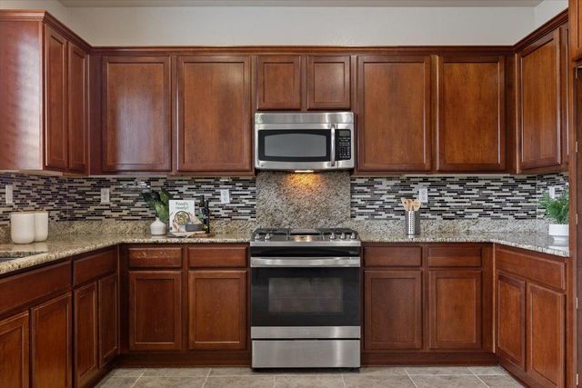 3040 Village Plaza Dr, Roseville, CA 95747