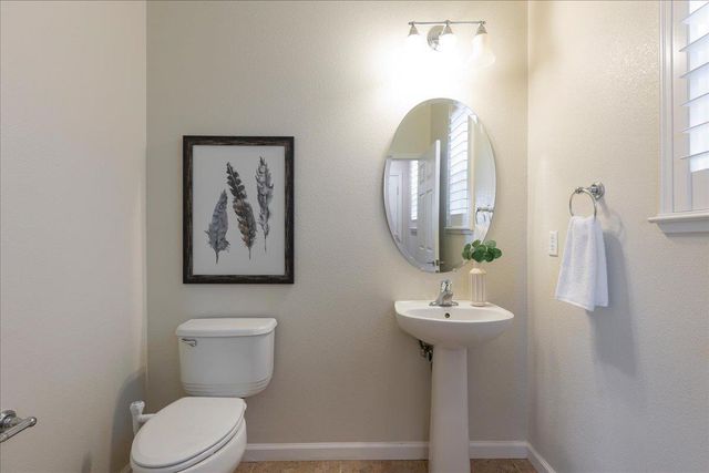 3040 Village Plaza Dr, Roseville, CA 95747