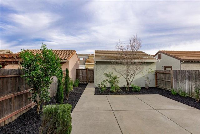 3040 Village Plaza Dr, Roseville, CA 95747