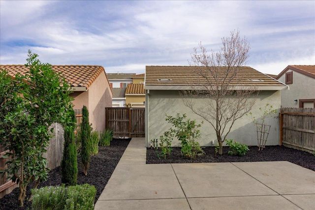 3040 Village Plaza Dr, Roseville, CA 95747