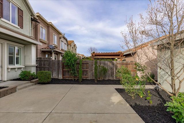 3040 Village Plaza Dr, Roseville, CA 95747