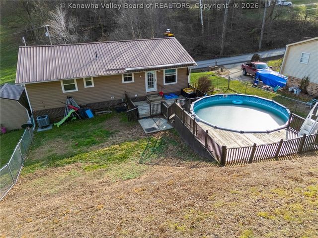 827 Dairy Road, Poca, WV 25159