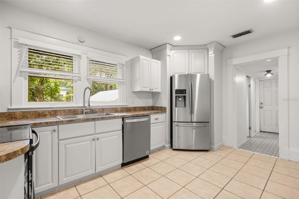 Image 6 of property listing at 1915 E CONCORD STREET, Orlando, FL 32803
