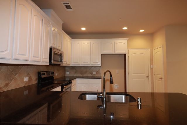 913 Shelby Lane, Lewisville, TX 75056