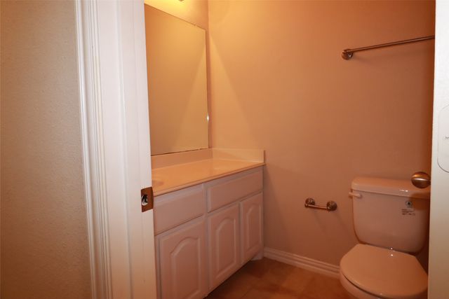 913 Shelby Lane, Lewisville, TX 75056