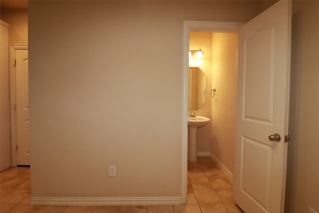 913 Shelby Lane, Lewisville, TX 75056