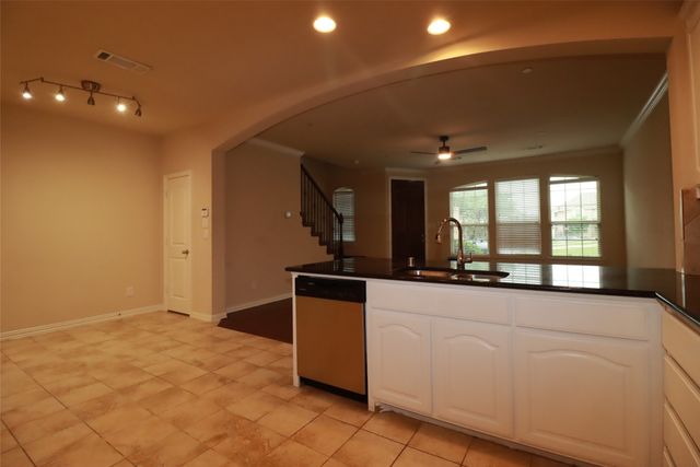 913 Shelby Lane, Lewisville, TX 75056