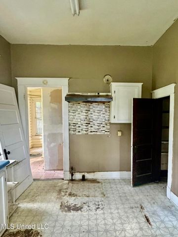 2305 Grenada Boulevard, Greenwood, MS 38930