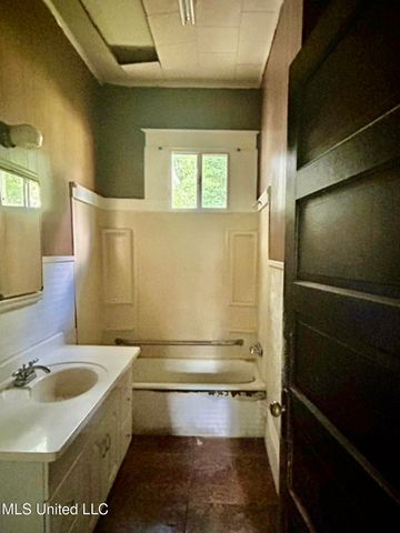 2305 Grenada Boulevard, Greenwood, MS 38930