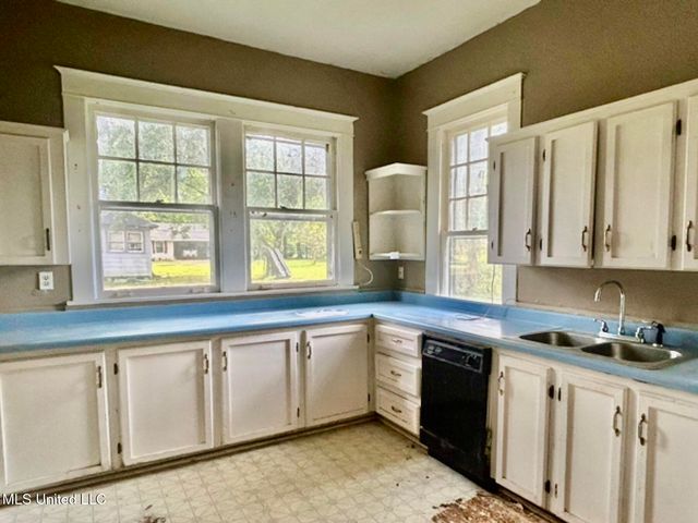 2305 Grenada Boulevard, Greenwood, MS 38930