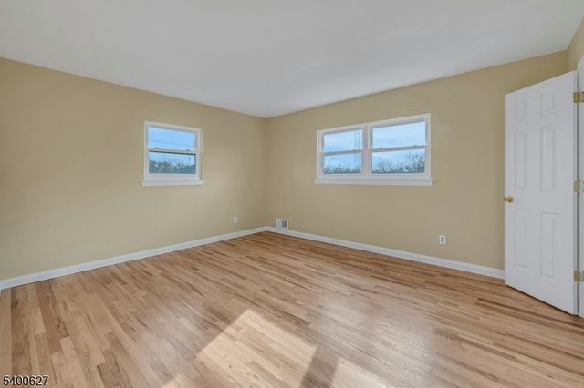 6 Earnshaw Pl, Clifton City, NJ 07013