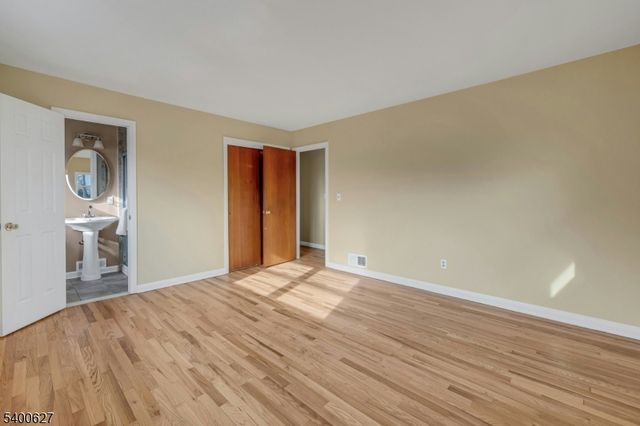 6 Earnshaw Pl, Clifton City, NJ 07013