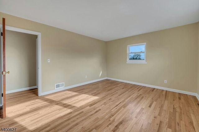 6 Earnshaw Pl, Clifton City, NJ 07013