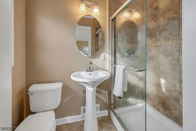 6 Earnshaw Pl, Clifton City, NJ 07013