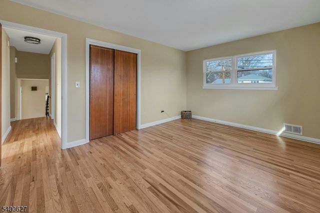 6 Earnshaw Pl, Clifton City, NJ 07013