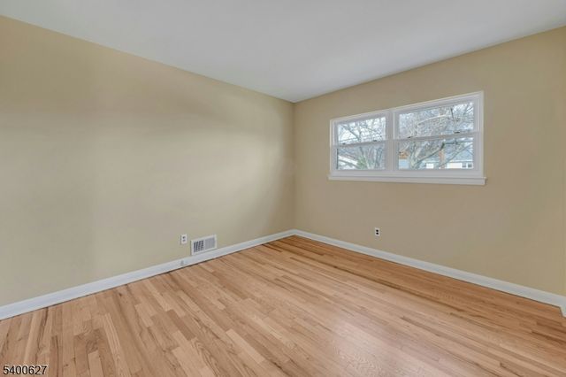 6 Earnshaw Pl, Clifton City, NJ 07013