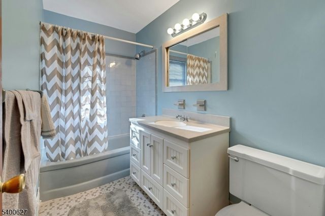 6 Earnshaw Pl, Clifton City, NJ 07013