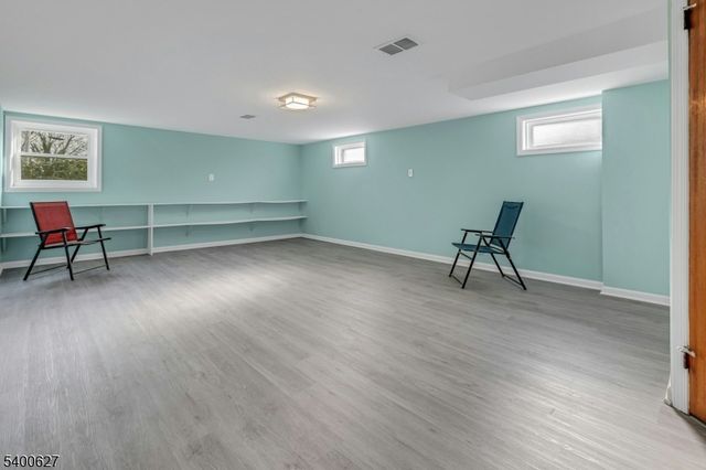 6 Earnshaw Pl, Clifton City, NJ 07013