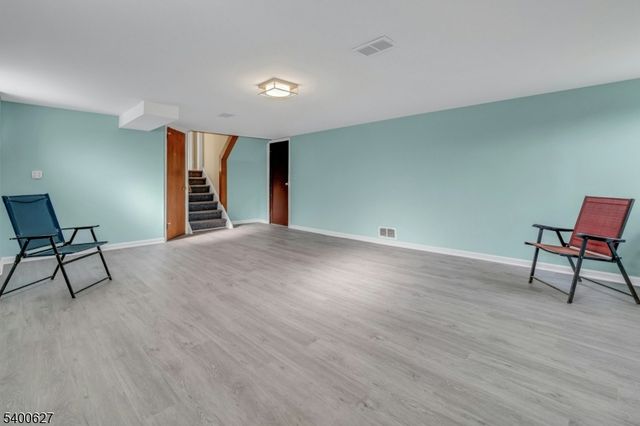 6 Earnshaw Pl, Clifton City, NJ 07013