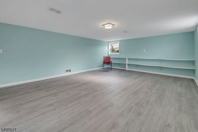 6 Earnshaw Pl, Clifton City, NJ 07013