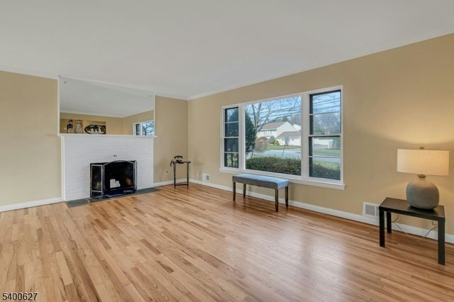 6 Earnshaw Pl, Clifton City, NJ 07013