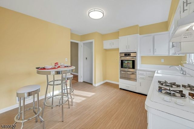 6 Earnshaw Pl, Clifton City, NJ 07013