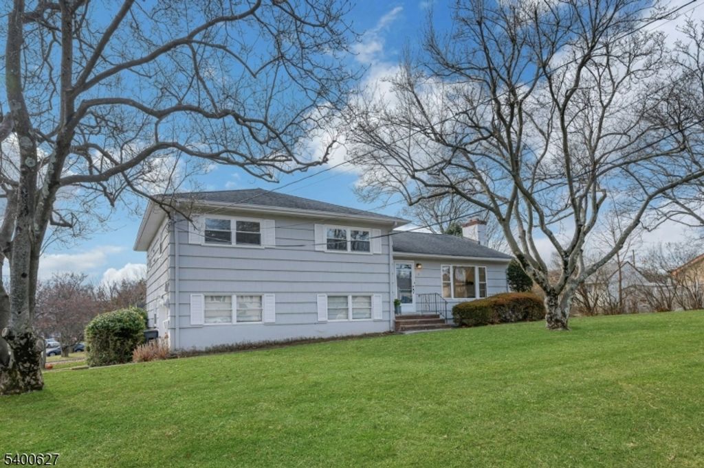 6 Earnshaw Pl, Clifton City, NJ 07013