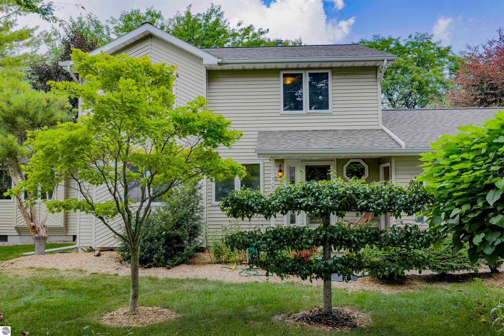 Image 2 of property listing at 1000 Country Way, Mt Pleasant, MI 48858