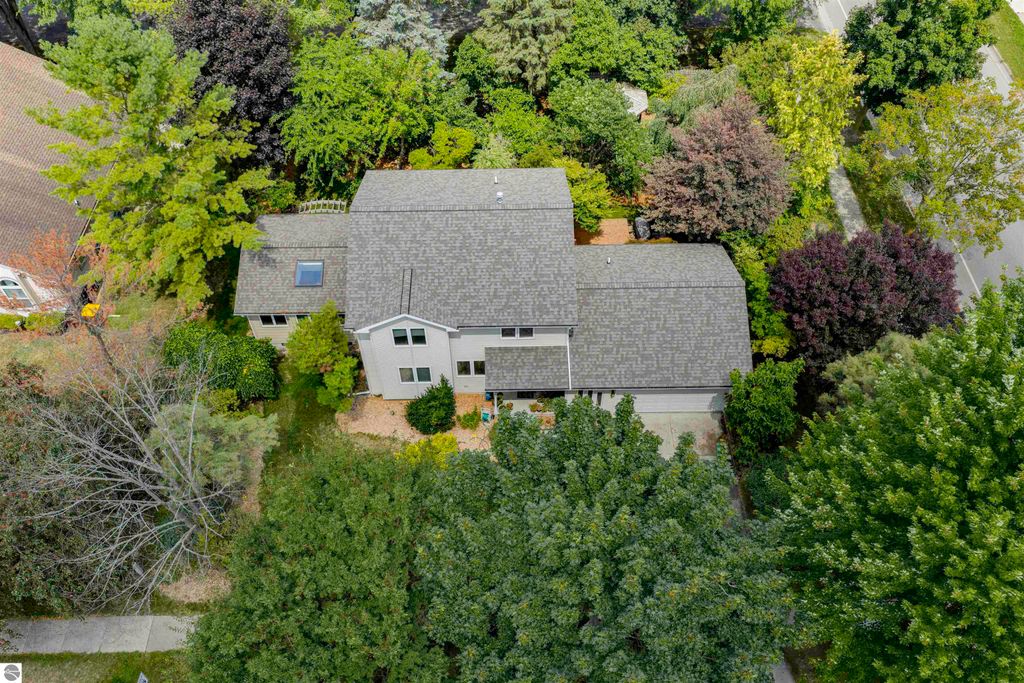 Image 3 of property listing at 1000 Country Way, Mt Pleasant, MI 48858