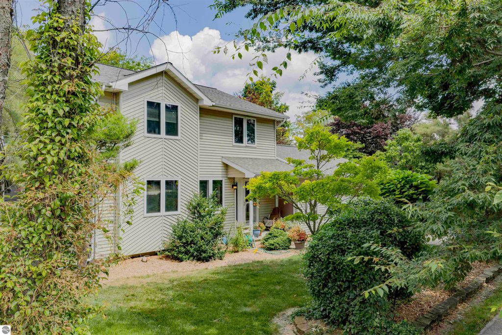 Image 6 of property listing at 1000 Country Way, Mt Pleasant, MI 48858