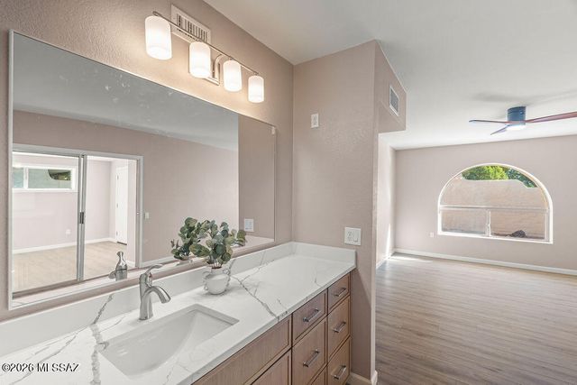 757 W Calle Del Regalo, Green Valley, AZ 85614