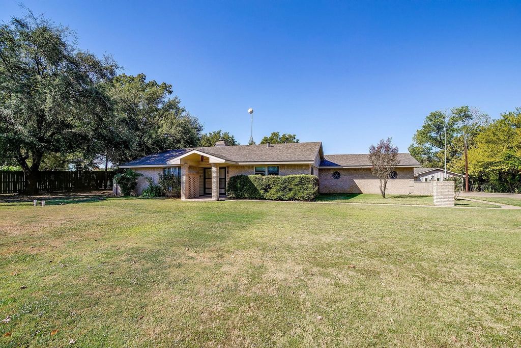 1060 S Burleson Boulevard, Burleson, TX 76028 — exterior