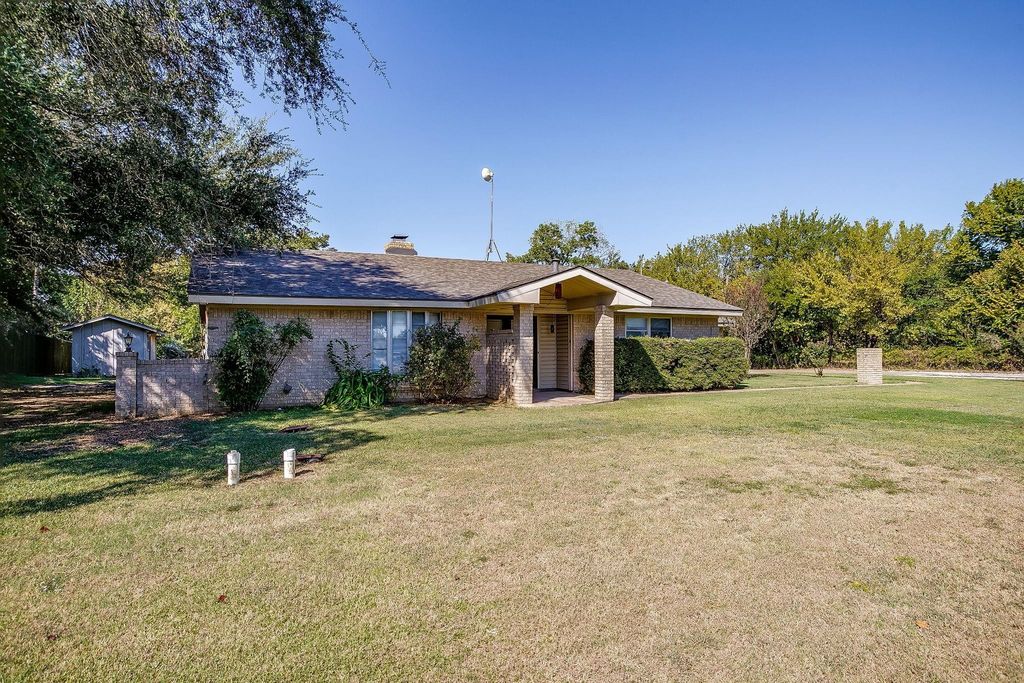 1060 S Burleson Boulevard, Burleson, TX 76028 — photo 2