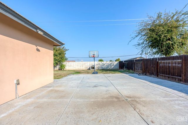 760 Brookside Drive, Shafter, CA 93263