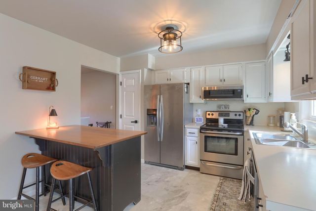 37 VILLAGE DR, Newmanstown, PA 17073