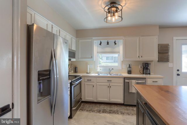 37 VILLAGE DR, Newmanstown, PA 17073