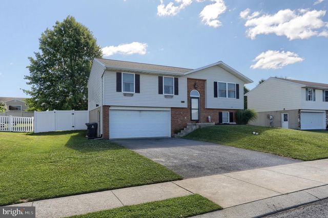 37 VILLAGE DR, Newmanstown, PA 17073
