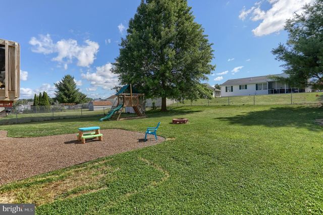 37 VILLAGE DR, Newmanstown, PA 17073
