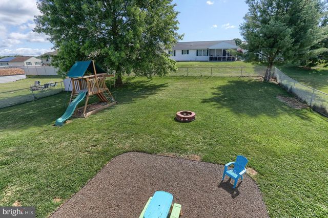 37 VILLAGE DR, Newmanstown, PA 17073