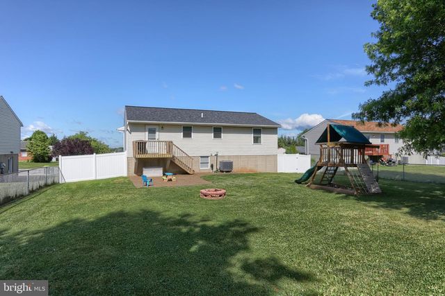 37 VILLAGE DR, Newmanstown, PA 17073