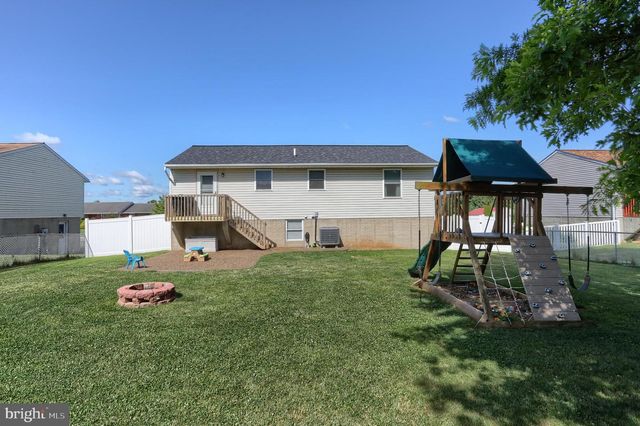 37 VILLAGE DR, Newmanstown, PA 17073