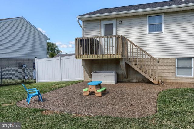 37 VILLAGE DR, Newmanstown, PA 17073