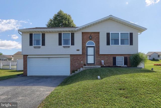 37 VILLAGE DR, Newmanstown, PA 17073