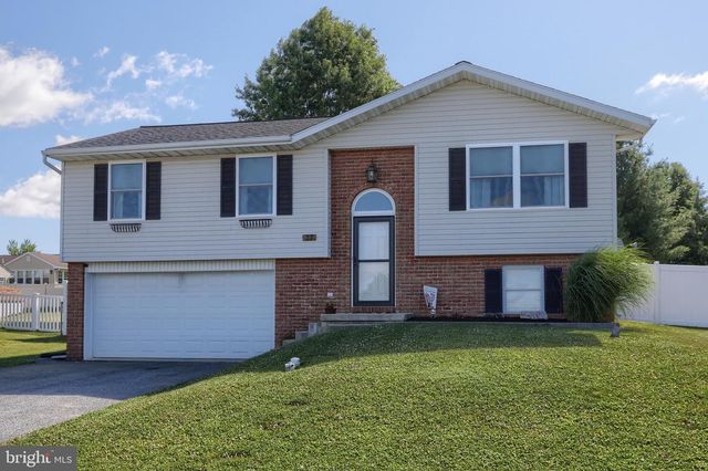 37 VILLAGE DR, Newmanstown, PA 17073