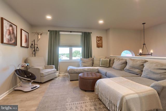 37 VILLAGE DR, Newmanstown, PA 17073