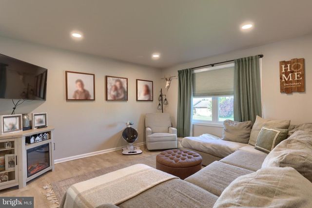 37 VILLAGE DR, Newmanstown, PA 17073