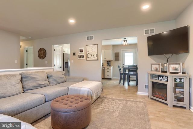 37 VILLAGE DR, Newmanstown, PA 17073
