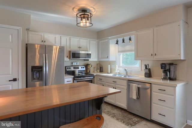 37 VILLAGE DR, Newmanstown, PA 17073